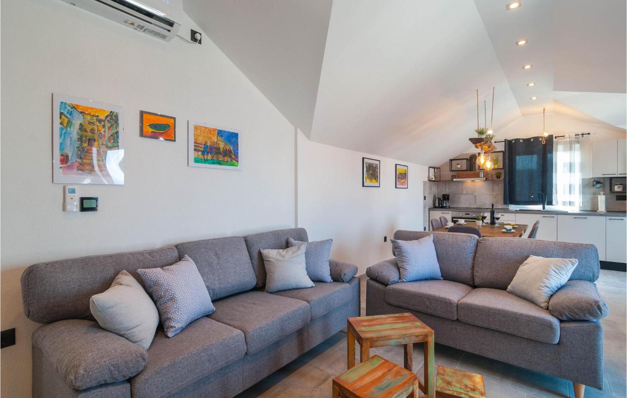 Nice Apartment In Supetar With Jacuzzi Ngoại thất bức ảnh